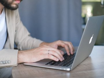 香港公司注册全攻略：国内如何代办+离岸账户审计实操指南